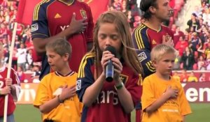 Une fillette bourrée de talent chante l'hymne national américain devant un public debout !