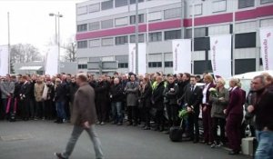 La minute de silence des employés de Germanwings au siège de la compagnie à Cologne