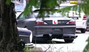 Une jeune fille effraie ses moniteurs d'auto-école avec une conduite ultra-dangereuse !