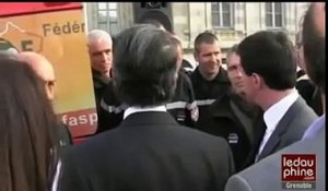 Manuel Valls s'énerve contre un pompier qui refuse de lui serrer la main