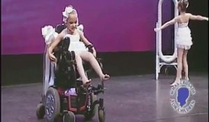 Elle réalise une danse émouvante avec sa soeur en fauteuil roulant !