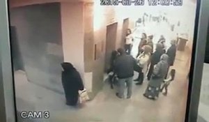 Une femme a une envie pressante dans un hôpital à Istambul