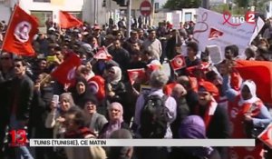 Des milliers de personnes dans les rues de Tunis pour une marche contre le terrorisme