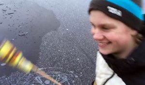 Il Tire un Feu d'Artifice sous la Glace d'un Lac Gelé