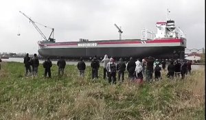 La Mise à l'eau de ce Navire est Vraiment IMPRESSIONNANTE