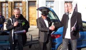 Valenciennes : SUD Solidaires a marié Hollande à Gattaz devant la sous-préfecture