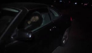 Une femme ivre dort dans sa voiture au milieu de l'autoroute