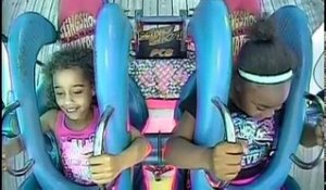 2 petites filles en panique sur un manège bien violent : slingshot ride