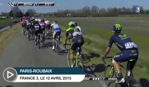 Les cyclistes du Paris-Roubaix traversent un passage à niveau