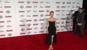 Scarlett Johansson dévoile ses jambes dans une Stella McCartney à la première d'Avengers