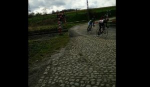 Des cyclistes inconscients traversent un passage à niveau fermé pendant le Tour de Flandres 2015