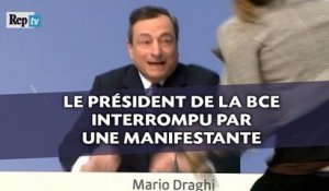 Des confettis lancés sur le président de la BCE en pleine conférence
