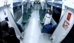 Une fillette possédée terrorise les passagers du métro : caméra cachée flippante!