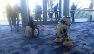 Star Wars Celebration : Un garçon en fauteuil danse avec R2-D2