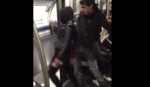 Un jeune fait une blague dans le métro parisien