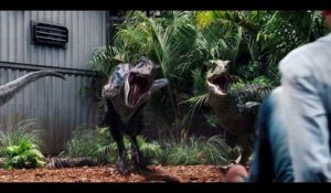Jurassic World / Extrait 3 "Owen sauve un employé des Raptors " VF [Au cinéma le 10 Juin]