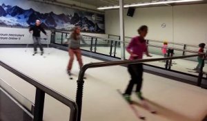 Chez les Russes on s'entraine à faire du ski sur un tapis roulant !