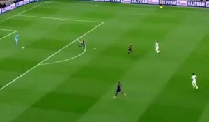 Barcelone - PSG (2-0) : Iniesta traverse le terrain et sert Neymar