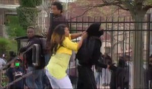 Une mère ramène manu militari son fils qui manifestait à Baltimore