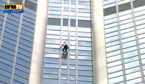 Le Spiderman français escalade la tour Montparnasse en hommage aux victimes au Népal