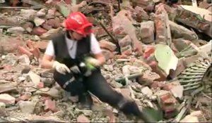 Un survivant arraché aux décombres par les sauveteurs français au Népal