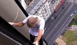 Alain Robert escalade la Tour Montparnasse