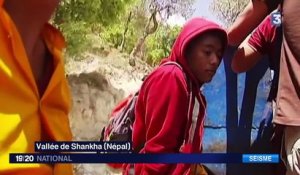 Au Népal, les moines vont aider les survivants coupés du monde