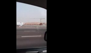 Il court après un dromadaire sur l'autoroute (Dubaï)