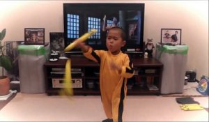 Un garçon de 5 ans reproduit une scène de Bruce Lee avec un nunchaku