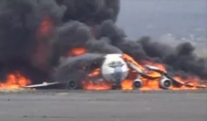 Un avion cargo en flammes sur la piste de l'aéroport de Sanaa