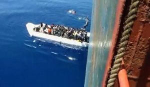 Des centaines de migrants sauvés par un cargo en Méditerranée