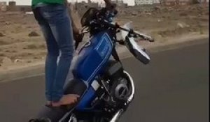 Un wheeling à moto sans roue avant