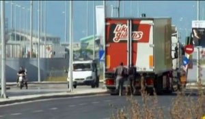 Grèce : les migrants de Patras tentent le voyage vers l'Italie sous des camions
