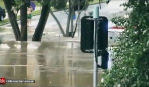 Un camion de pompier roule sous 2m d'eau dans une inondation