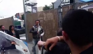 Adam Levine se fait bombarder de poudre blanche devant le Jimmy Kimmel Live