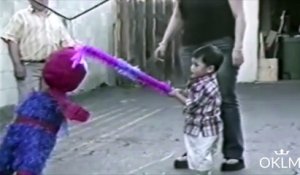 Ce petit garçon ne veut pas frapper sa piñata de la forme de son héros