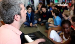 Le chanteur Grégoire chante la poésie à l'école