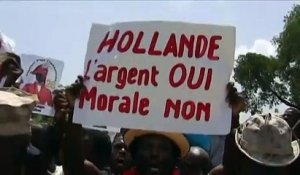 "Réparation, restitution" scandent des Haïtiens en colère à l'arrivée de Hollande à Port-au-Prince