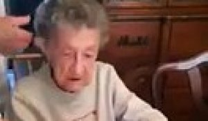 Mamie fête ses 102 ans et souffle ses bougies