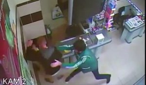 Une caissière se fait violemment frapper par un client