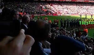 Les supporters de Liverpool rendent hommage à Steven Gerrard