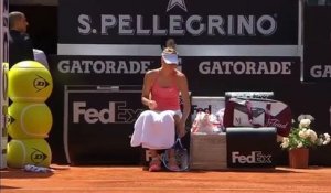 La chute d'un ramasseur de balles derrière Maria Sharapova