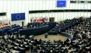 Gollnisch au Parlement européen : "Les micros espions, je les crochète avec mon parapluie et je les casse"