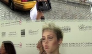 Miley Cyrus cries over dead fish