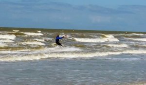 Une épaisse mousse de mer se forme sur la plage du Touquet