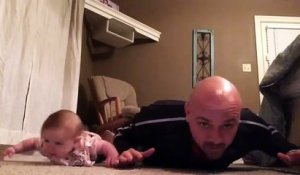 Ce bébé fait une séance de musculation avec son père