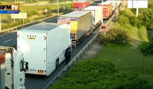 Calais: chaque jour, des centaines de migrants tentent de monter dans un camion