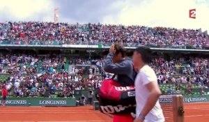 VIDEO - Roger Federer surpris par un fan sur le court