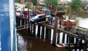 Un Pick-up tente de monter sur un bateau sur deux planches