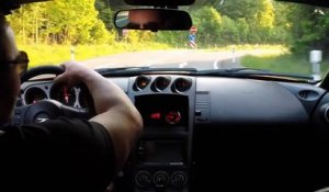 Une 350Z prend en chasse une Porsche GT3 sur l'autoroute allemande quand soudain...